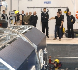 Don Felipe durante su visita a las instalaciones del Centro de Supervivencia y Emergencias Aeronavales de la Armada Española (CESUPAR)